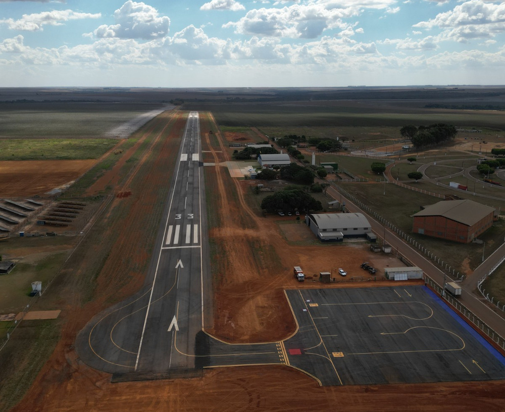 Vista aérea da pista pavimentada do Aeroporto Municipal de Campo Verde