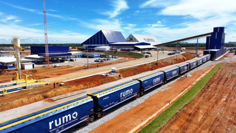 Terminal ferroviário da Rumo com composição de vagões